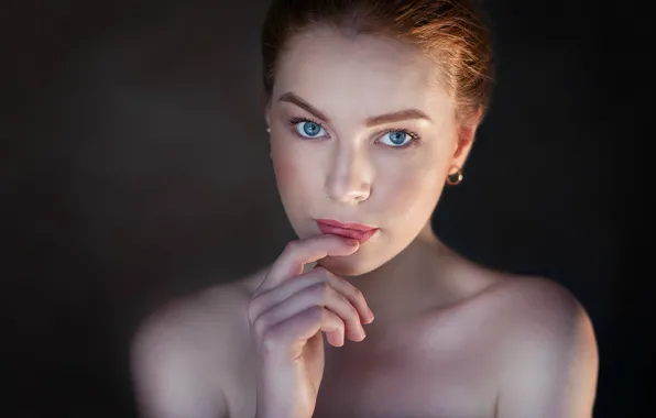 Picture look, sponge, the beauty, redhead, blue-eyed, Eugene, finger