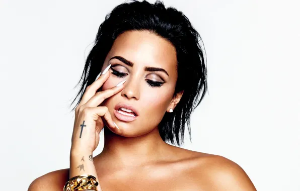 Actress, STYLE, POSE, EYES, MAKEUP, SINGER, NAILS, DEMI LOVATO