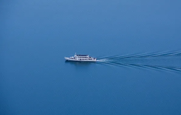 Sea, ship, minimalism