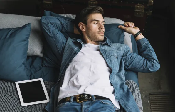 Look, bed, male, shirt, tablet