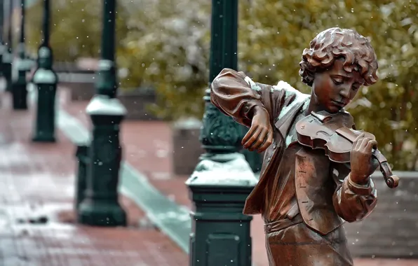 Picture snow, the city, violin, boy