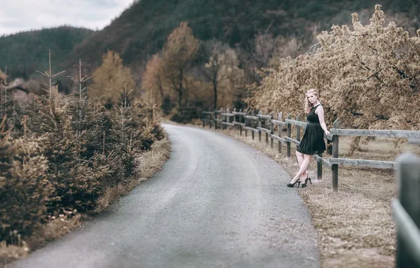 Road, girl, Lucrezia