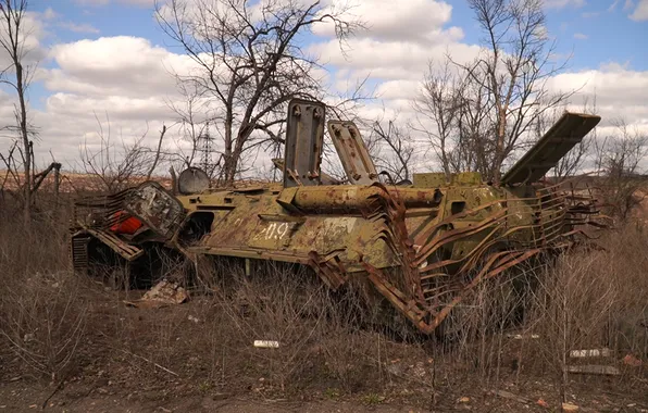 Wheels, war, tank, rust, destruction