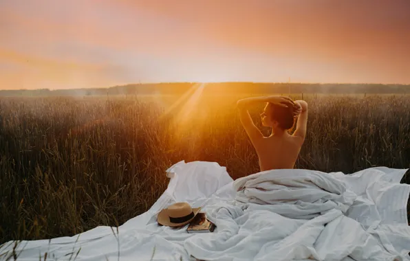 BED, GRASS, HORIZON, The SKY, The SUN, FIELD, HAT, LINEN