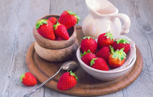 Picture berries, strawberry, spoon, plates, pitcher, pot