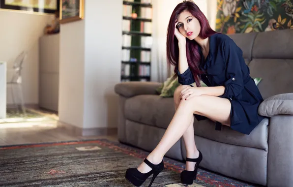 Picture look, face, room, sofa, legs, Anita