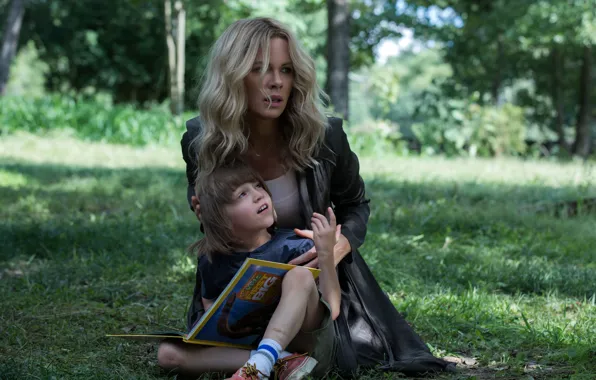 Picture children, Kate Beckinsale, Room frustration, The Disappointments Room, grass