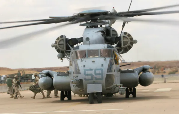 Soldiers, the airfield, CH-53 Sea Stallion, heavy military transport helicopter, Sikorsky Aero Engineering Corporation