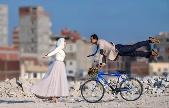 Picture bike, flight, the bride, the groom, towards love
