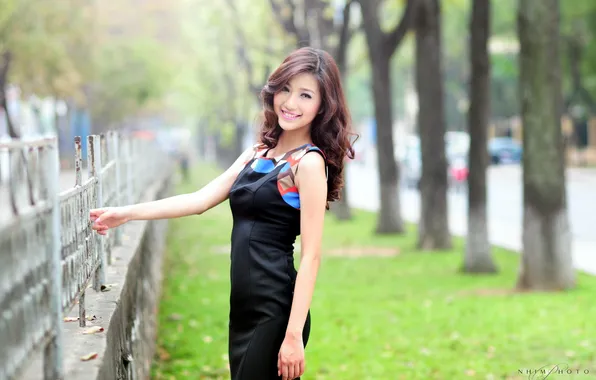 Girl, the fence, Asian