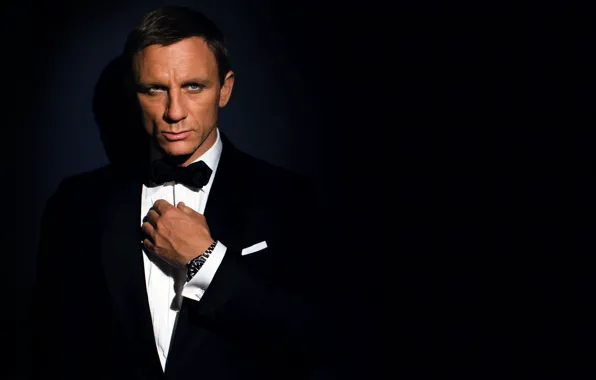 The dark background, watch, costume, actor, male, 007, daniel craig, james bond