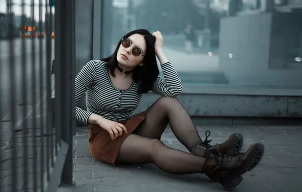 Picture the city, shoes, tattoo, glasses, legs