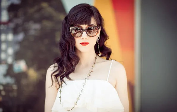 Picture portrait, brunette, glasses, chain