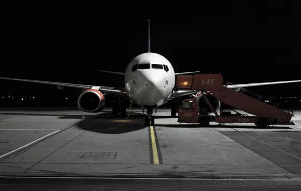 Picture night, airport, the plane