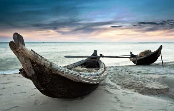 Sand, sea, boats