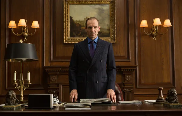Picture table, lamp, picture, costume, office, Ralph Fiennes, Ralph Fiennes, Spectre