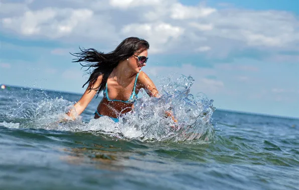 Picture SEA, DROPS, SQUIRT, BRUNETTE, GLASSES, SMILE, SWIMSUIT