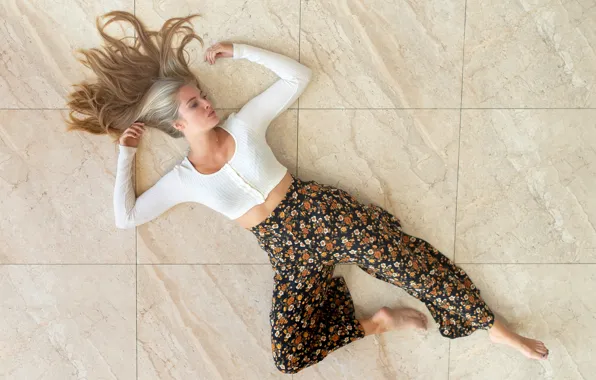 Hair, lies, on the floor, Camille