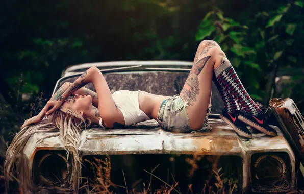 Picture car, girl, shorts, model, tatoo, blonde, rust, Lais Arena