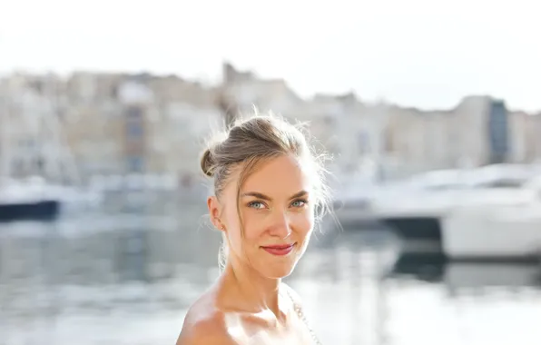 Smile, smile, blurred background, cute girl, cute girl, blurred background, blonde beauty, bare shoulders