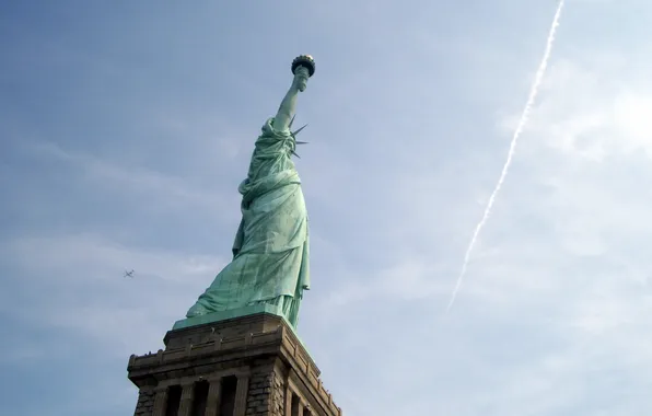 Picture freedom, the city, statue