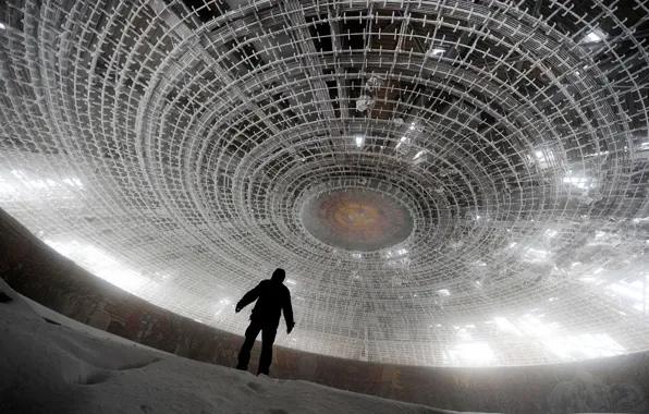 Picture Black, Snow, People, Light, USSR, Bulgaria, An abandoned monument to communism, Roof.