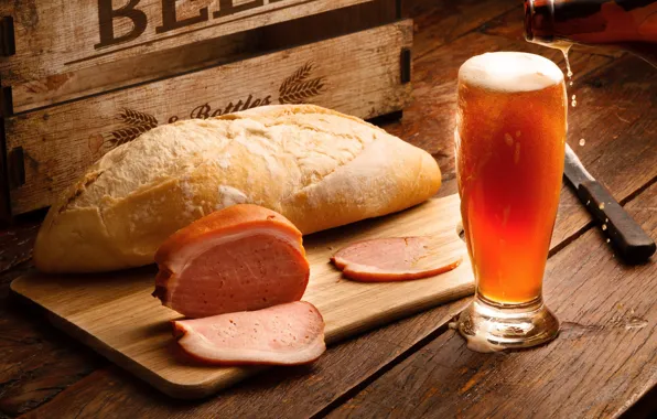 Picture glass, baton, foam, smoked meat, bread, beer