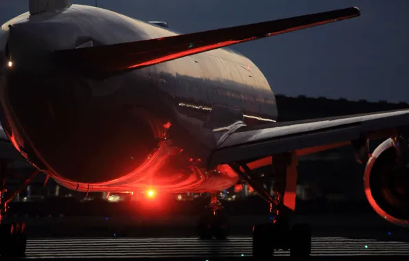 The plane, the airfield, passenger, B777