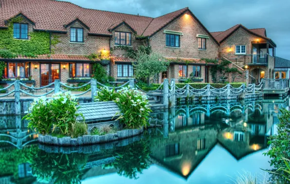 Picture greens, water, home