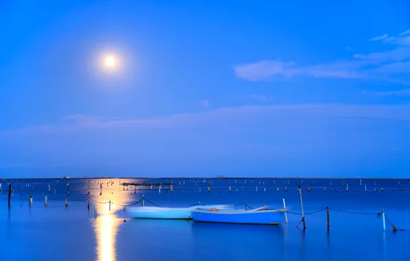 Sea, the sky, boats, The moon