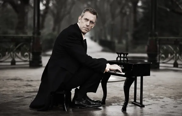 Picture piano, Hugh Laurie, alley, coat