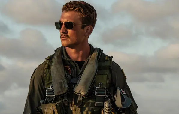 The film, frame, glasses, pilot, action, pilot, Miles Teller, Miles Teller