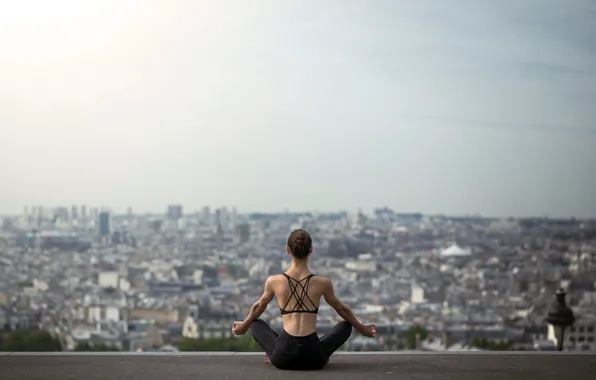 Girl, the city, pose