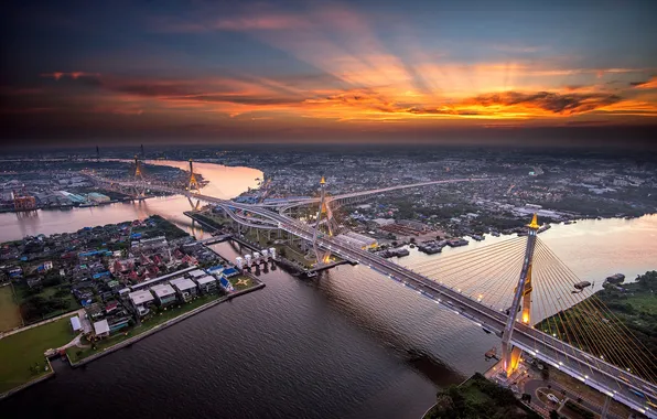 Picture the sky, the city, the evening, Bangkok, bridge Dipangkorn Rasmijoti, the river is the Menam …