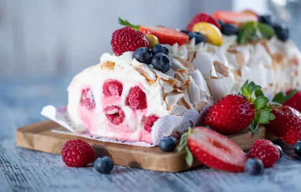 Berries, raspberry, blueberries, strawberry, cream, dessert, bokeh, roll