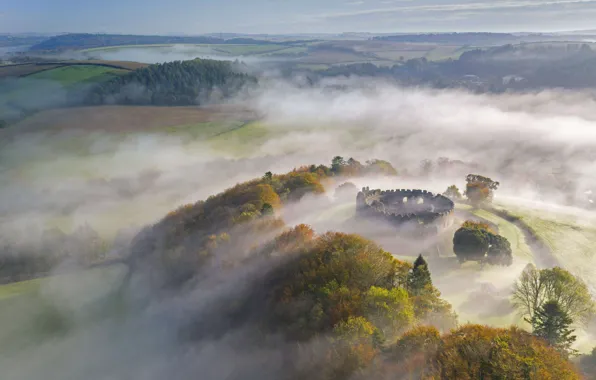 Picture fog, hills, England, Cornwall, Restormel Castle