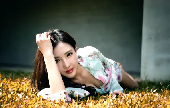 Picture neckline, legs, sponge, Oriental girl