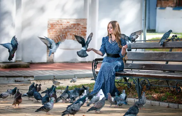 Girl, birds, the city, pigeons