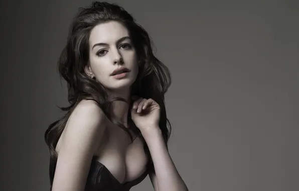 Picture chest, look, Anne Hathaway, anne hathaway