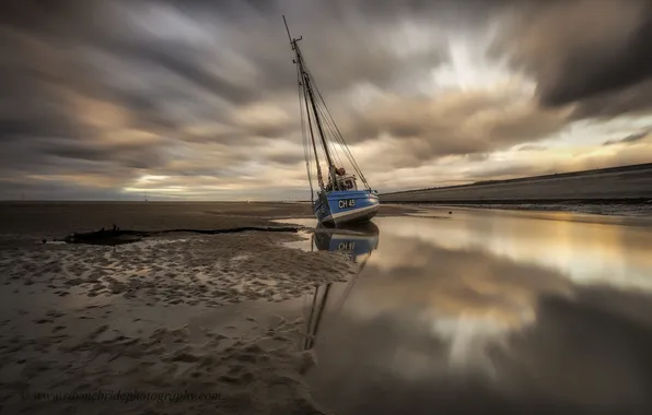 Picture sea, the sky, clouds, shore, boat, the evening, tide