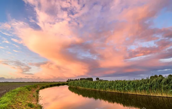 Picture field, clouds, channel, Netherlands