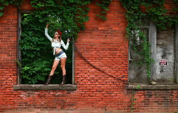 Picture pose, model, shorts, boots, glasses, the ruins, bricks