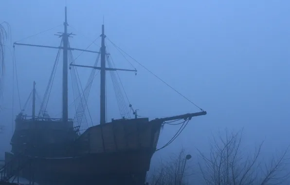 Picture the city, fog, ship