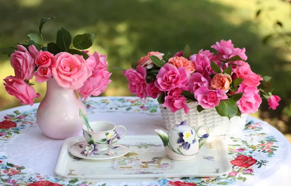 Picture roses, kettle, Cup, tray, © Elena Di Guardo