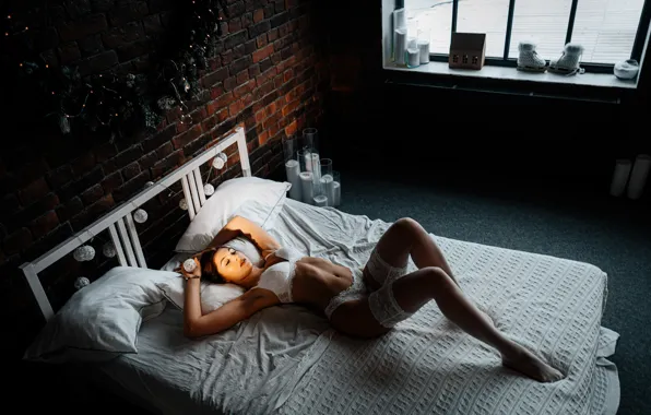 BED, BODY, STOCKINGS, LACE, LINEN, FIGURE
