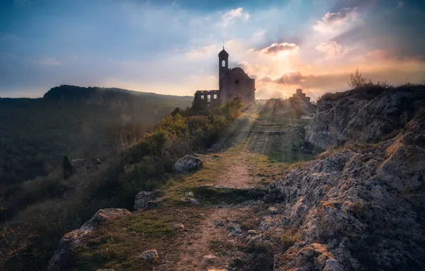 Clouds, mountains, sunlight, razvaliny
