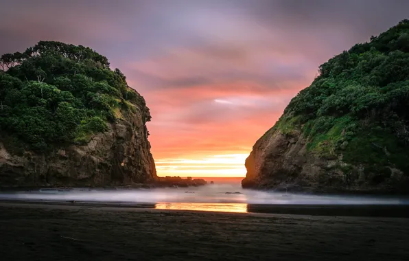 Picture beach, the ocean, rocks, dawn, Auckland, Bethells Beach
