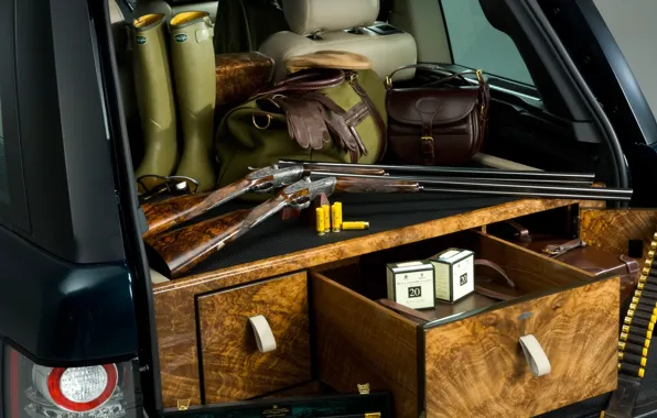Picture boots, gloves, the trunk, Range Rover, guns, cartridges, bags, range Rover