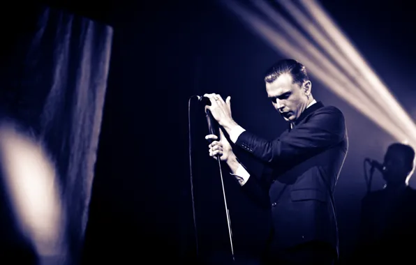 Theo Hutchcraft, Hurts, Theo Hutchcraft