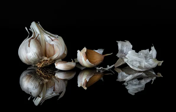 Picture black background, slices, garlic